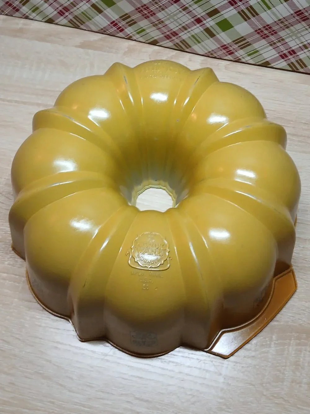 VINTAGE 1970s NORDIC WARE BEST BUNDT FLUTED CAKE PAN YELLOW AND GOLD OMBRE